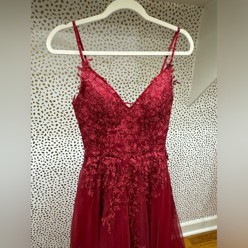 Red ballgown/formal size 6 to 8 - Picture 2 of 5